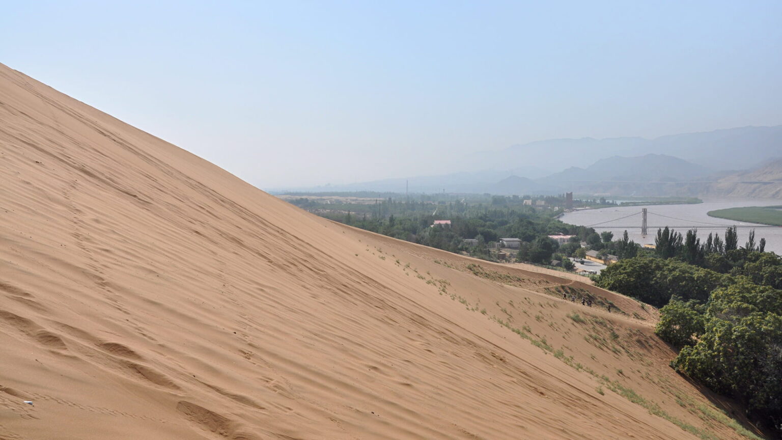 Shapotou, a scenic area in Zhongwei, Ningxia, known for the Tengger Desert. Photo source: Dreamstime (<a href="https://www.dreamstime.com/warren1225_info" style="border-bottom: 1px solid #1266f1; text-decoration: none;" onmouseover="this.style.color='#1266f1'" onmouseout="this.style.color=''">Xing Wang</a>, ID: 30199949).