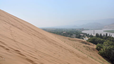 Shapotou, a scenic area in Zhongwei, Ningxia, known for the Tengger Desert. Photo source: Dreamstime (<a href="https://www.dreamstime.com/warren1225_info" style="border-bottom: 1px solid #1266f1; text-decoration: none;" onmouseover="this.style.color='#1266f1'" onmouseout="this.style.color=''">Xing Wang</a>, ID: 30199949).