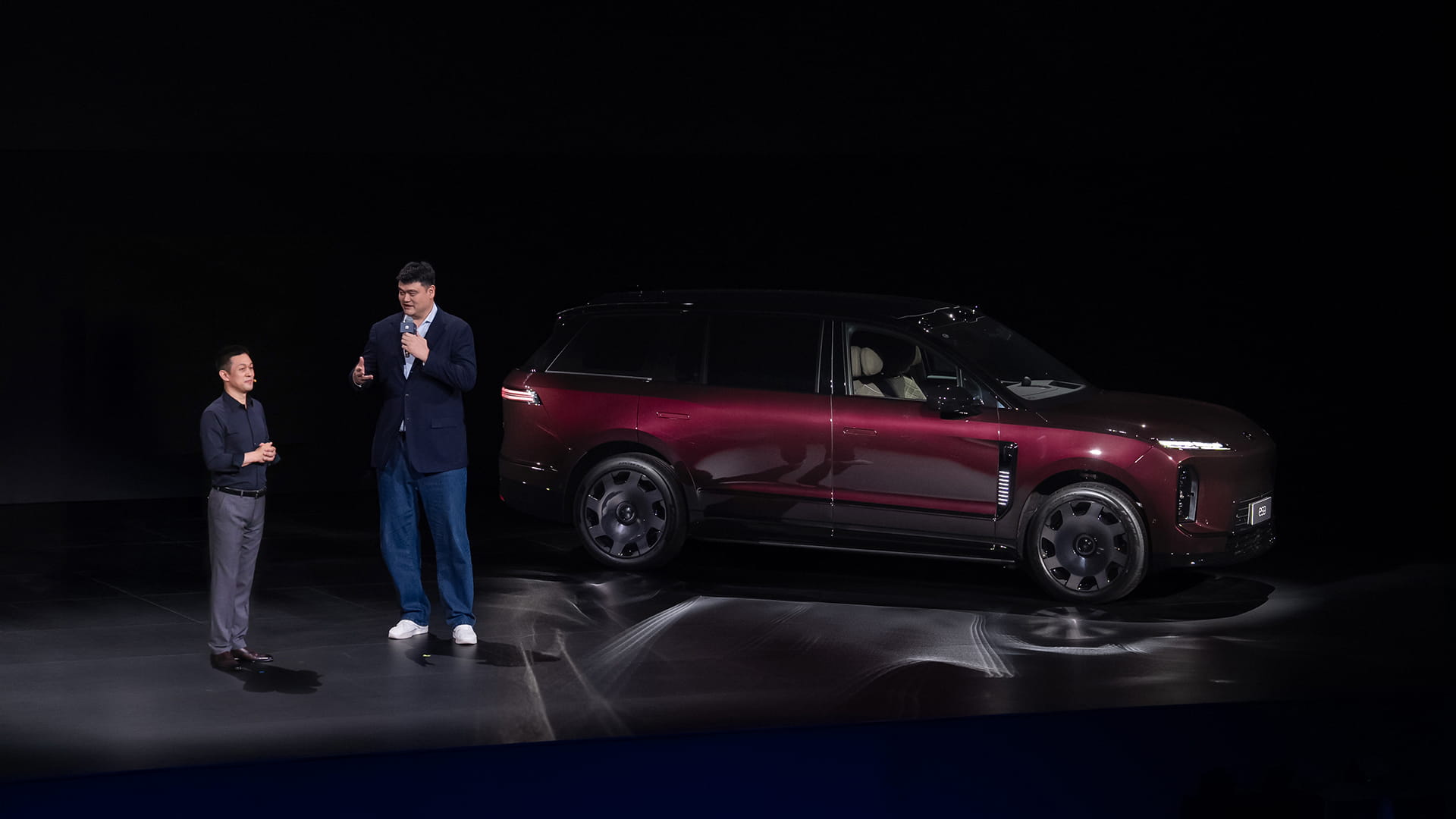 Photo shows former NBA player Yao Ming (right), speaking at the launch of Nio’s latest ES9 alongside co-founder and CEO William Li.
