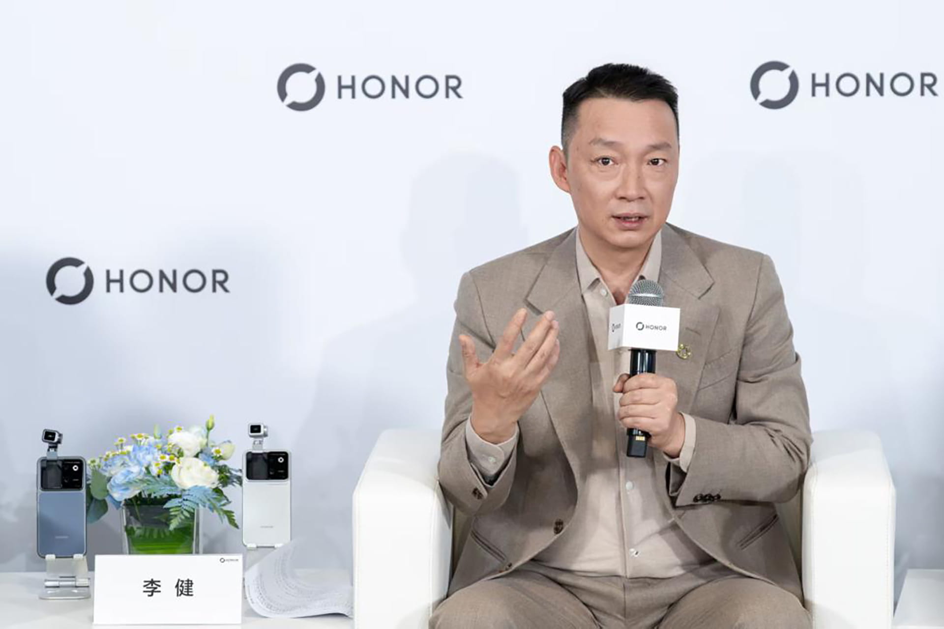 Photo: KrASIA Honor Robot Phone : quel est le coût de réparation de sa caméra à cardan