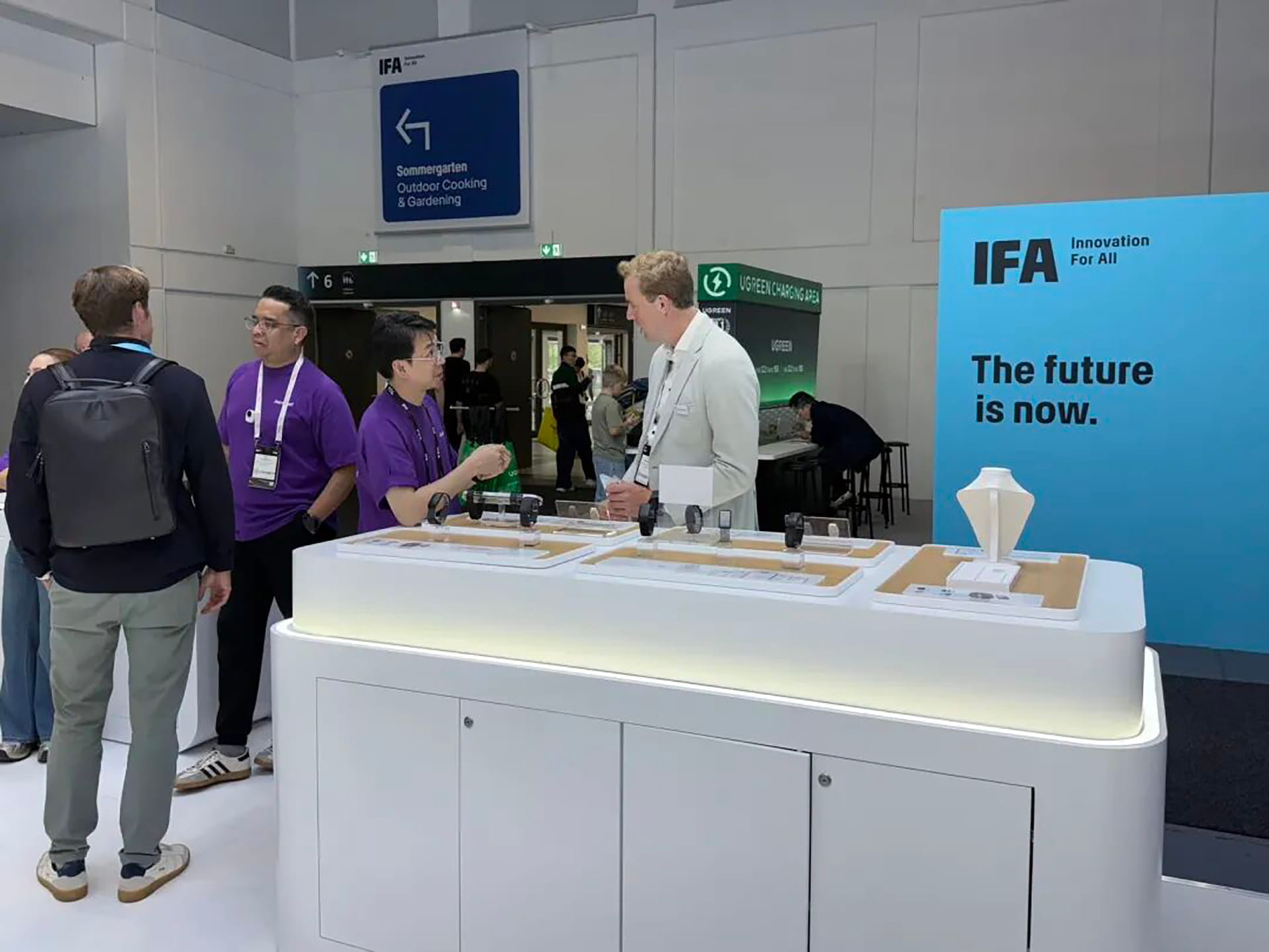 Photo shows Wang Shiyuan, founder of Suisheng Technology, interacting with visitors at IFA 2026.