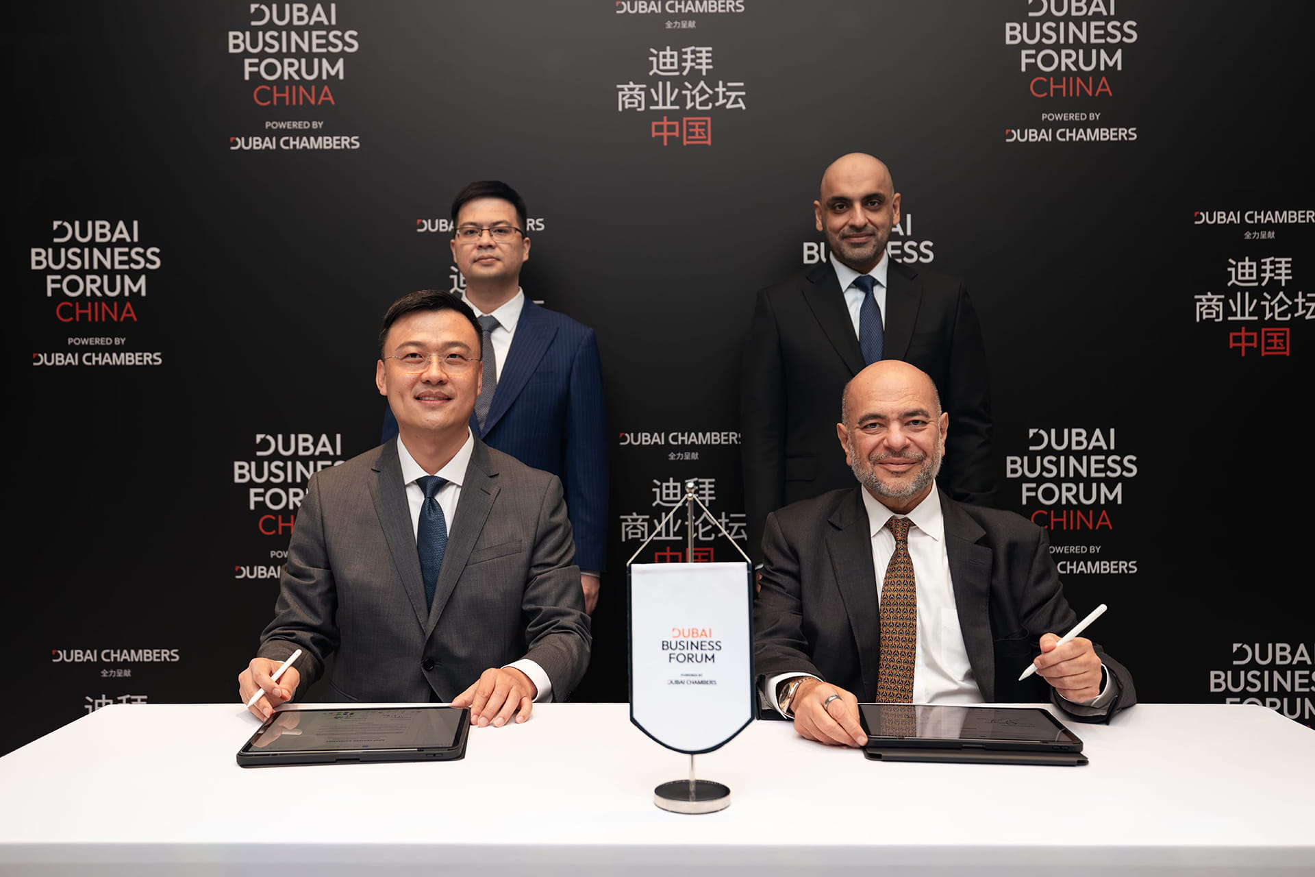 A signing ceremony at the Dubai Business Forum formalized plans for a joint venture between Gargash Prime and JD Property to develop a logistics facility in Dubai. The ceremony was witnessed by Mohammad Ali Rashed Lootah, president and CEO of Dubai Chambers. Photo source: Dubai Media Office.