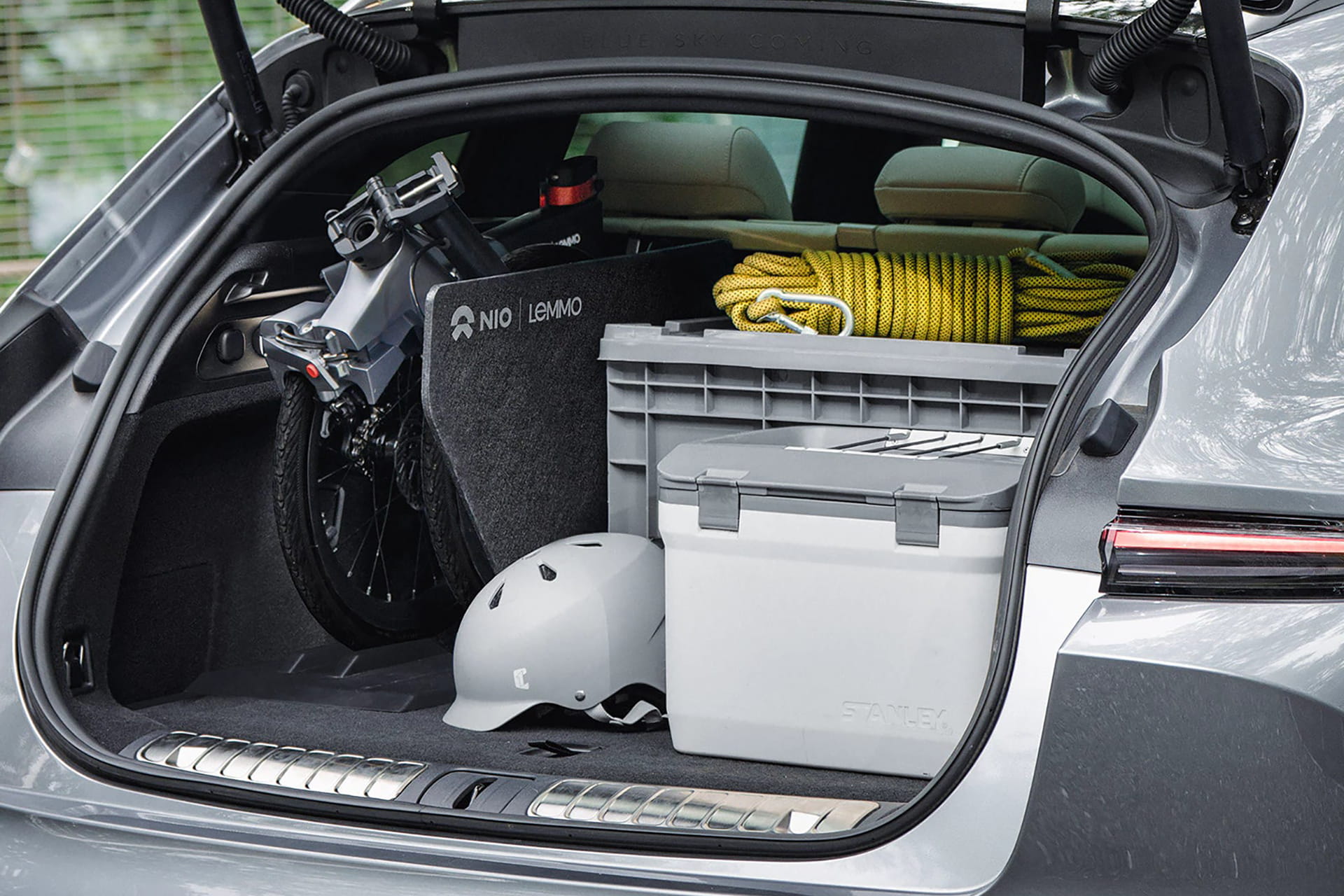The Lemmo Zero folds compactly to fit inside vehicles while leaving room for other items, as shown here with the Nio ET5T. Photo source: Lemmo.